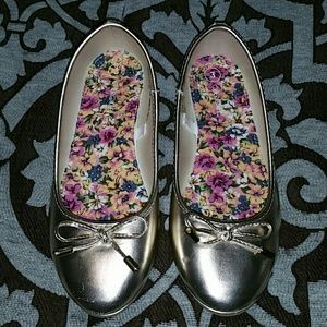 Cherokee big kids gold flats